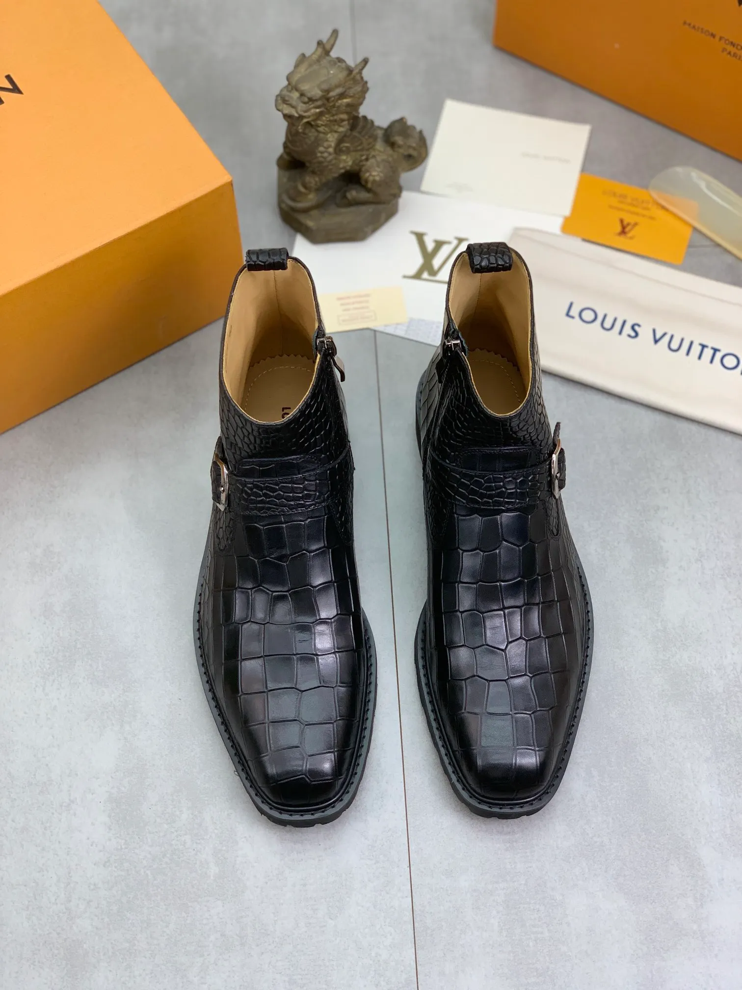 Men's shoes 💰P640 💰【New】🆘Water-dyed cow lining LV Louis Vuitton business high-top leather shoes, made of original imported Italian 🇮🇹 open-edge bead-rubbed open-edge bead cowhide, full cowhide lining, carefully handmade by professional shoemakers, the original version is specially designed for wear-resistant outsole. Standard code: 38-45 3⃣️color🉑️select